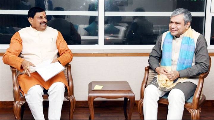 मुख्यमंत्री डॉ. यादव की केंद्रीय मंत्री श्री वैष्णव से भेंट